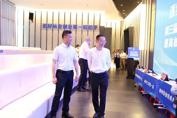 黄尚书（左一）、记刘子林（左二）查看柳州市第三届税费知识和办税技能竞赛暨高校税收法律知识挑战赛赛前准备情况