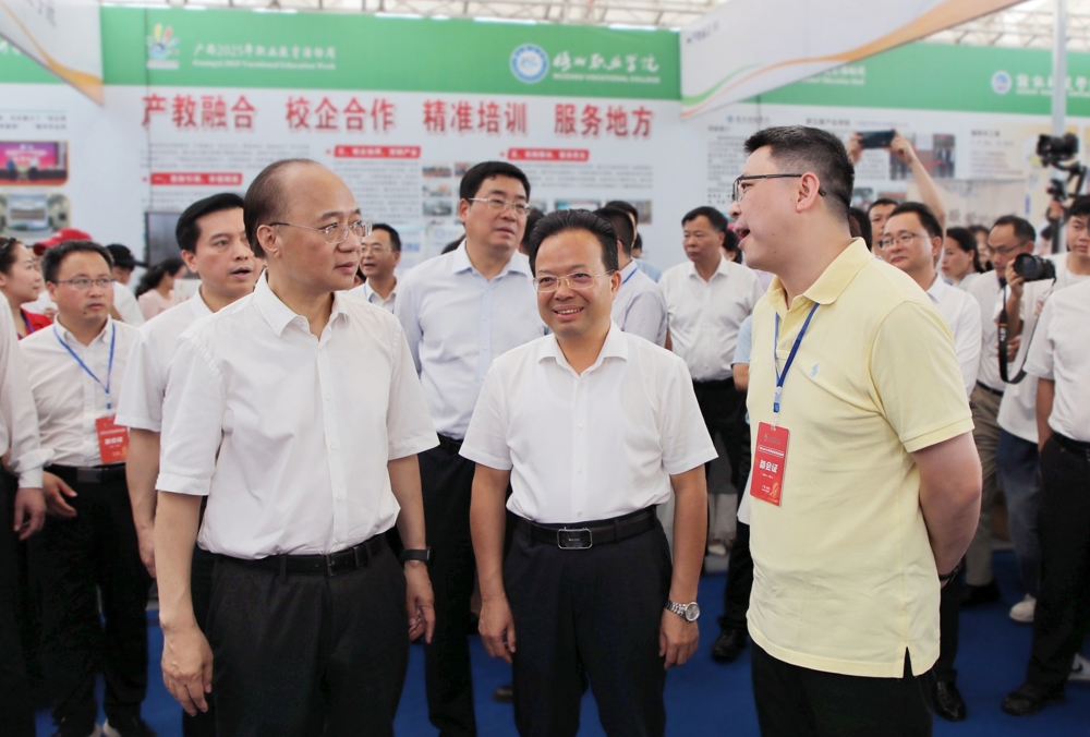 我校领导向自治区政府副主席廖品琥（前排左一）、自治区教育厅副厅长伍锦昌（前排左二）介绍学校办学情况