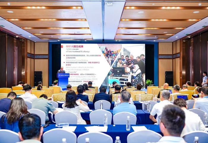 校长甘金明受邀出席2025中国-东盟教育交流周并作发言