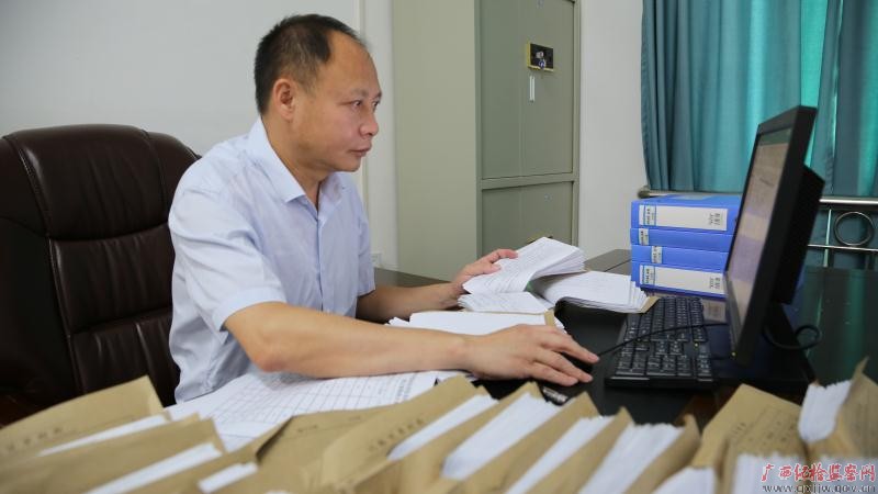 初心不改　本色不褪——记广西勤廉榜样、河池市纪委副书记、监委副主任黄振林