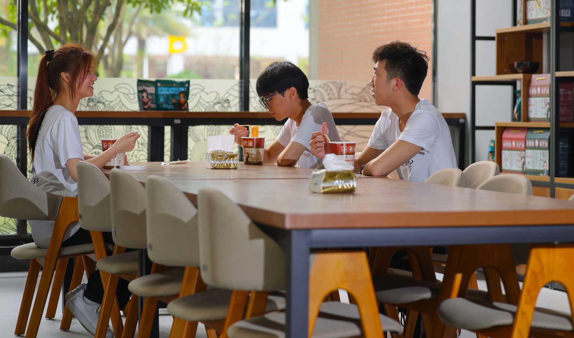 在图书馆的学生