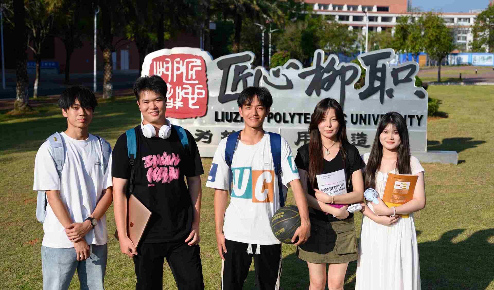学生在展示匠子螺