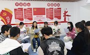 艺术学院开展党的二十大精神学习宣传进“一站式”学生社区系列活动之“匠心布改，布艺制作”志愿活动