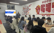 贸易与旅游管理学院举办“聚焦两会精神，点亮青春征程”学业指导活动