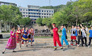 贸易与旅游管理学院开展“民族团结我同行，各族师生一家亲”主题三月三壮族竹竿舞快闪活动
