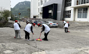 贸易与旅游管理学院开展“美丽校园、清洁行动”学雷锋志愿服务活动