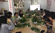 贸易与旅游管理学院开展“以花为名，为爱献礼”父亲节主题插花活动