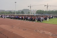 汽车工程学院举行升旗仪式暨“传承五四精神，谱写青春华章”主题宣讲