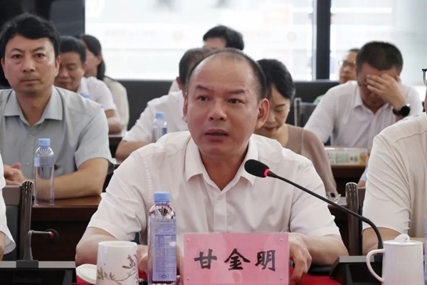 我校党委副书记、校长甘金明介绍学校战略发展规划